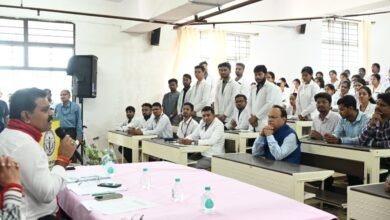 बस्तर संभाग के संवेदनशील ग्रामों में बेहतर स्वास्थ्य सेवाओं के संबंध में उपमुख्यमंत्री विजय शर्मा ने की चिकित्सकों से चर्चा