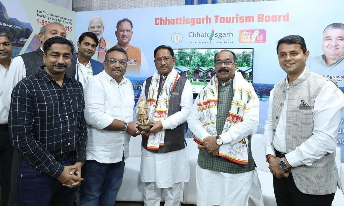 सरदार पटेल की 150वीं जयंती वर्ष पर आयोजित भारत पर्व में शामिल हुए मुख्यमंत्री विष्णु देव साय; छत्तीसगढ़ के सांस्कृतिक दल के कलाकारों से की मुलाकात और दी शुभकामनाएं